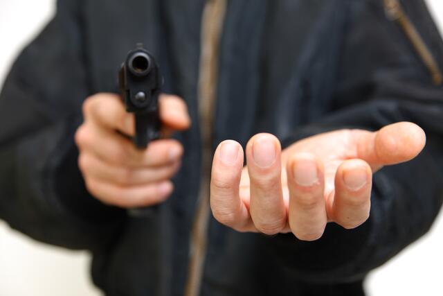 Einer der Täter richtete eine Gasdruck-Pistole auf sein Gegenüber und drückte auch mehrmals ab.