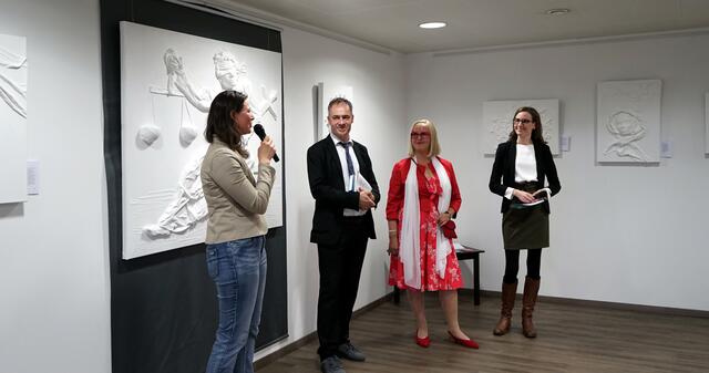 Bezirksgericht Meidling 2018: Eröffnung der Schau mit Monika Stahl. Bei der Eröffnugn: Barbara Marx, Oliver Scheiber, Monika Stahl und Judith Kohlenberger (vl.). | Foto: Junger