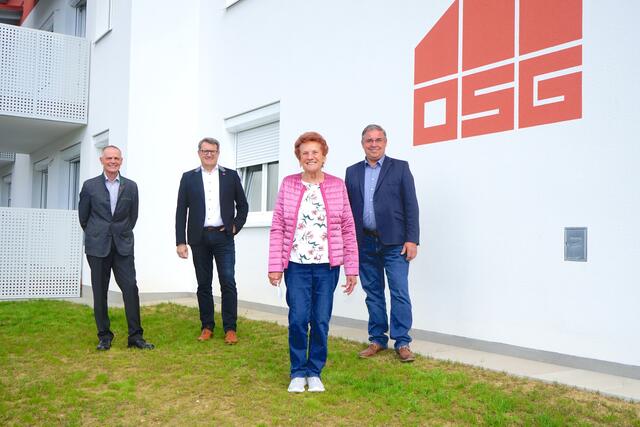 OSG-Vorstandsmitglied Dietmar Rehling, OSG-Obmann Alfred Kollar und Bürgermeister Werner Kemetter wünschen der neuen Mieterin Helga Peischl viel Freude in der neuen Wohnung | Foto: Elisabeth Kloiber