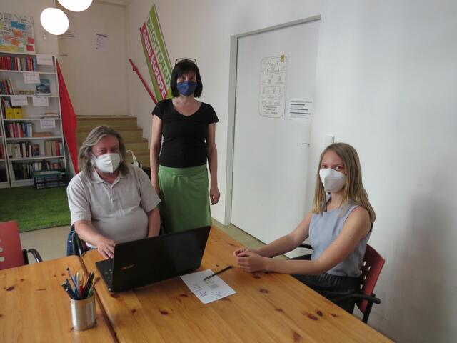 In der Hannovergasse beantworten Experte Günter Schneider und Vize-Bezirksvorsteherin Barbar Pickl verschiedene Fragen zum Mieten.