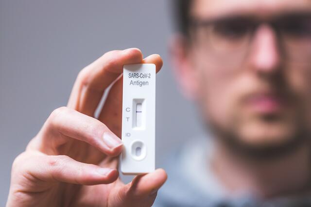 Schul-Tests zählen künftig auch als Eintrittstests | Foto: Adobe Stock/Patrick Daxenbichler