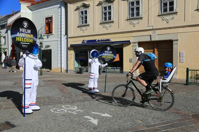 Daumen hoch für vorbildliche Radfahrer. | Foto: Kuratorium für Verkehrssicherheit/APA-Fotoservice/Hautzinger