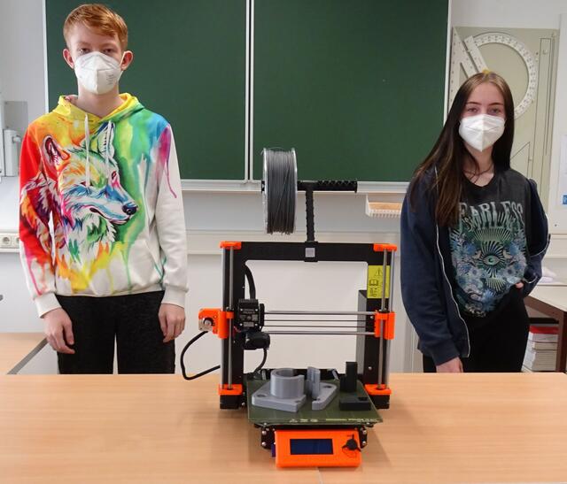 Die beiden Schüler Mario Mayer und Merle Kocher können sich schon am 3D-Drucken versuchen. | Foto: PTS Freistadt