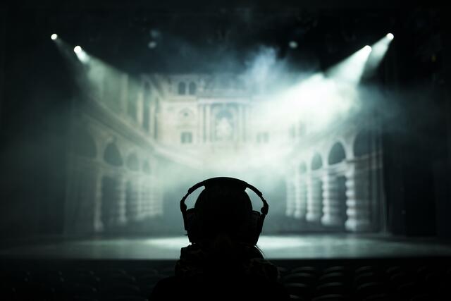 In den leeren Räumen des Volkstheaters hallt nach, was die Menschen hier verband – Gefühlsstürme, Lacher, Tränen und Applaus.
