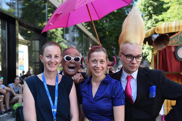Kulturreferentin Doris Lang-Mayerhofer (2. v. re.) freut sich bereits auf den Straßenkunstsommer. | Foto: Stadt Linz