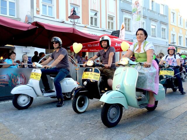 Auch Vespas sind bei Harley-Treffen dabei. | Foto: Franz Kaufmann