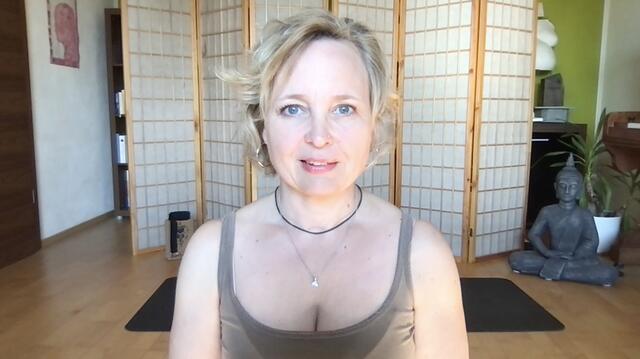 Ingrid Fasching zeigt eine weitere Übung für mehr Wohlbefinden. | Foto: Ingrid Fasching