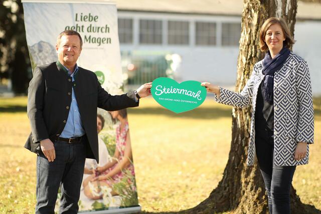 Erich Neuhold, Geschäftsführer Steiermark Tourismus, und Tourismuslandesrätin Barbara Eibinger-Miedl