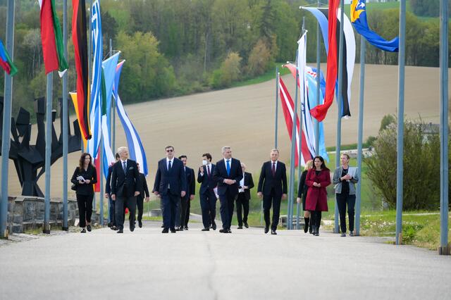 Kranzniederlegung heuer in kleinem Rahmen mit Innenminister Karl Nehammer, Landeshauptmann Thomas Stelzer, dem Präsident der Israelitischen Religionsgesellschaft Österreich, Oskar Deutsch, sowie den Botschaftern des Staates Israel, der Vereinigten Staaten, Frankreichs und Polens sowie Luxemburgs. | Foto: BMI/Makowecz