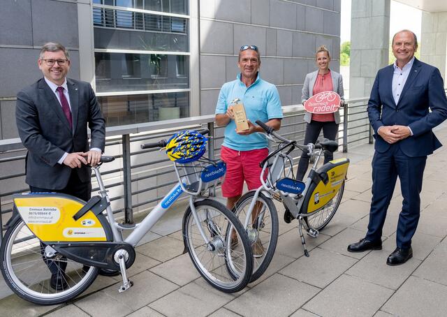 Mobilitätslandesrat Ludwig Schleritzko, Bürgermeister von Röhrenbach Gernot Hainzl, Teamleiterin Radland NÖ Susanna Hauptmann und Vorstandsdirektor Niederösterreichische Versicherung Bernhard Lackner bei der Preisübergabe.