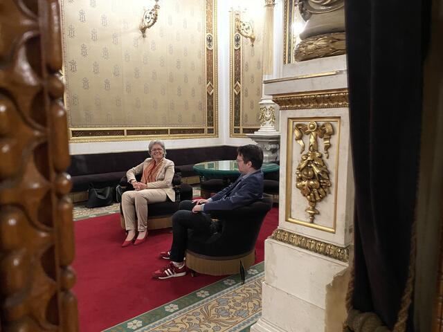 Chefredakteur Christian Trinkl trifft Petra Bohuslav im Teesalon der Staatsoper.