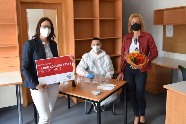 Hartl Haus bietet viermal wöchentlich Antigen-Tests für die Mitarbeiter an. Im Bild Sonja Früchtl (Personalleitung), Philipp Strnad und Gerlinde Eibensteiner.
 | Foto: Hartl Haus