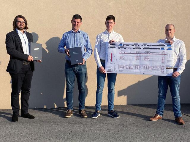 Betreuer Prof. Christoph Schermann, Hannes Kuich, Tobias Himler und Auftraggeber Ing. Wolfgang Himler (v.l.) bei der Projektübergabe
 | Foto: HTL Pinkafeld