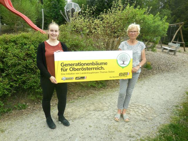 v.l. JVP Obfrau Christina Schachner und Seniorenbund Obfrau Berta Fasching