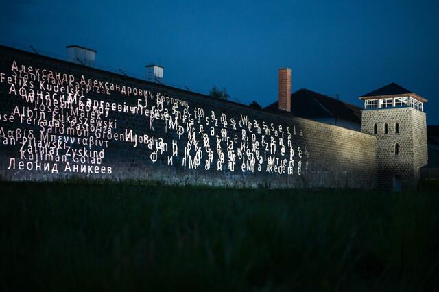 Mit dem Schlagwort #eachnamematters ließ eine Videoprojektion die Namen von 90.000 Opfern auf den Mauern der KZ-Gedenkstätte Mauthausen leuchten. | Foto: BMI/Makowecz