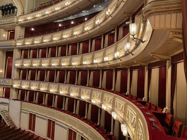 Blick in die Staatsoper - noch leer, bald zumindest wieder zur Hälfte gefüllt.
