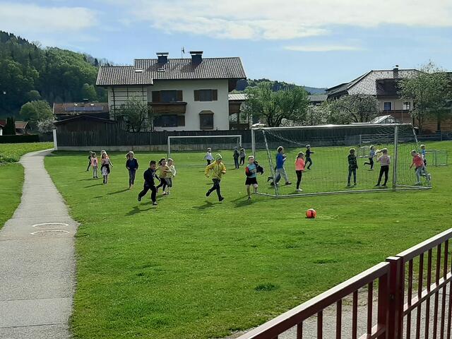 Servus TV und Sportverein Niederndorf - gemeinsam für mehr Bewegung im Schul-, Fußball- und Kindersport.  | Foto: Schwaighofer