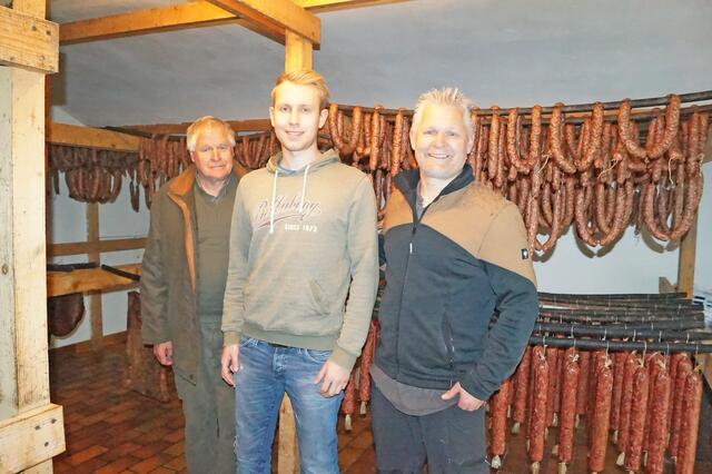 Drei Generationen der Familie Kerschbaumer: Hubert, Thomas und Roland. Mit Thomas Kerschbaumer ist die Nachfolge am Hof gesichert. | Foto: RMK