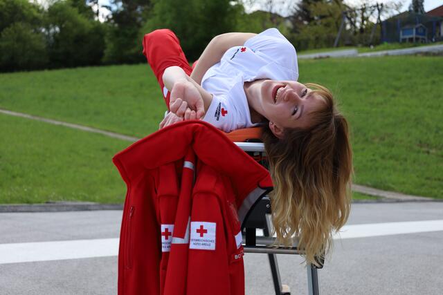 Stefanie Bogacs hat ihre passende Jacke beim Roten Kreuz Oberwart schon gefunden. | Foto: Ines Steiner