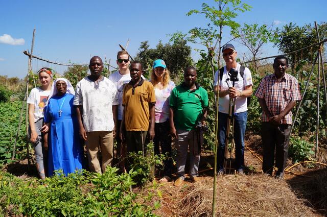 Familie Rastl bei einer ihrer Reisen nach Tansania. Der Tod von Schwester Veronica (2. v. l.) war ein schwerer Schlag für den Verein. | Foto: Privat