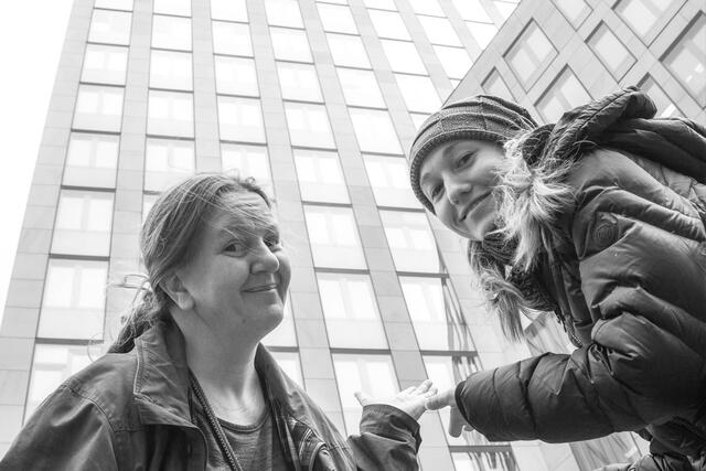 Organisatorin Veronika Junger (l.) und Autorin Katerina Teresidi vor dem Justizzentrum Wien Mitte. | Foto: Helmut Sagmeister