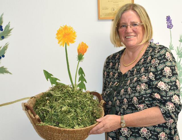 Ulrike Mitter mit ihrer Lieblingspflanze, dem Löwenzahn