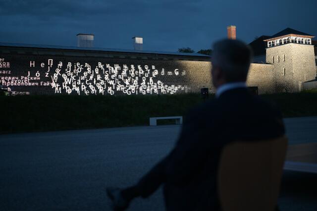 In Zusammenarbeit mit der Ars Electronica Linz und mit Unterstützung des Innenministeriums wurden von 5. bis 11. Mai alle bis dato bekannten Namen von Toten des KZ-Systems Mauthausen an die Außenmauer des ehemaligen KZs Mauthausen projiziert und verlesen.
 | Foto: BMI/Makowecz