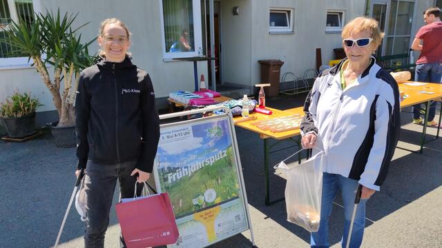 Veronika Siegl (rechts) sammelt in Gössendorf regelmäßig Zigarettenstummel. Beim diesjährigen Frühjahrputz war sie mit ihrer Tochter unterwegs.