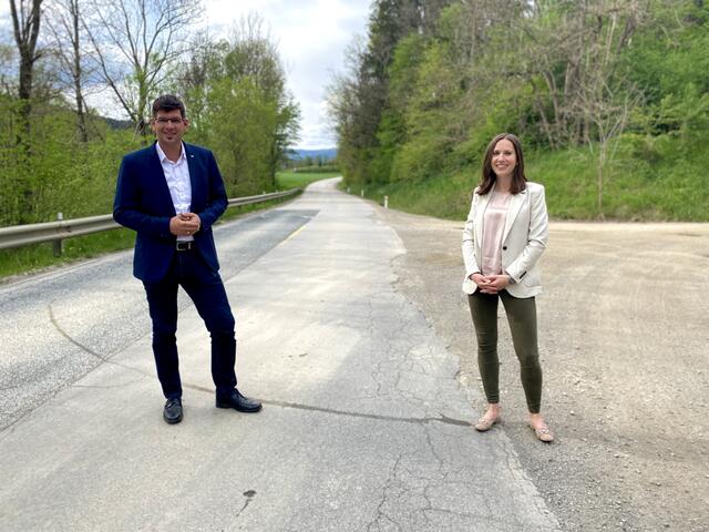 Krappfeld Straße: Landesrat Martin Gruber und Bürgermeisterin Andrea Feichtinger beim betroffenen Straßenabschnitt. | Foto: Büro LR Gruber/Posch