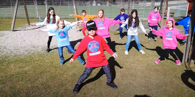 Die Kinder aus der Delfinklasse der VS Wildbach im Musikvideo zu "Shoulder To Shoulder"