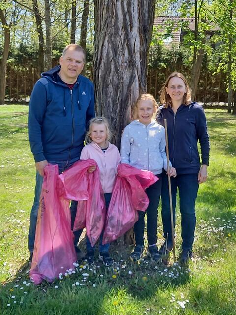 Familie Wagner beim Frühjahrputz in Gössendorf - bei ihrer Tour gab es viel Lob von Anrainern
