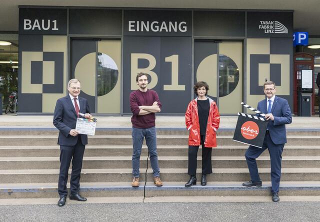 Lokalaugenschein im „Soko Linz“-Studio in der Tabakfabrik: Landeshauptmann Thomas Stelzer, Hauptdarsteller Daniel Gawlowski, Hauptdarstellerin Katharina Stemberger und Wirtschafts-Landesrat Markus Achleitner (v. l.). | Foto: Land OÖ/Max Mayrhofer
