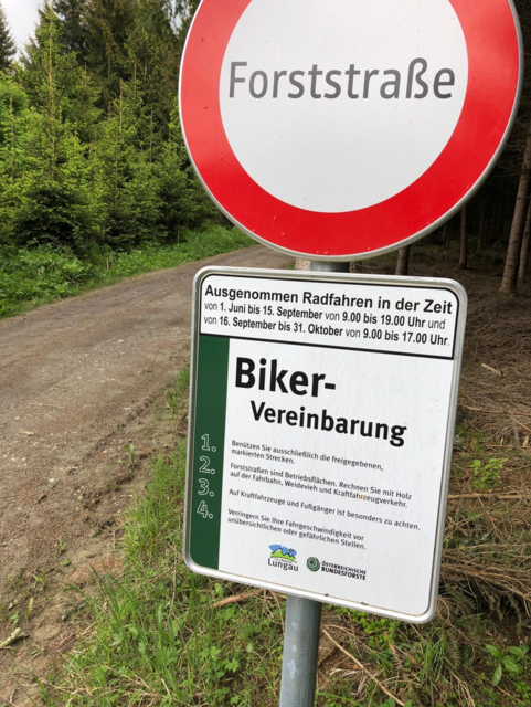 Eine Hinweistafel weist hier auf die Bikervereinbarung hin. (Archivfoto)