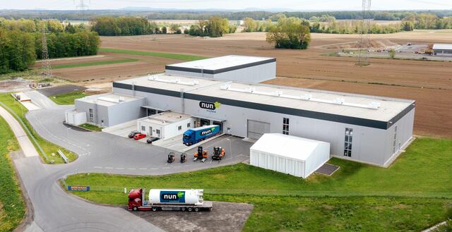 Mit über 6.000 Quadratmeter Lagerfläche setzt Nun Overland neue Maßstäbe in der Lagerlogistik. Die Einrichtung verfügt über mehrere überdachte Rampen, ausreichende Hebetechniken und Regale. | Foto: Tobias Nussbaumer