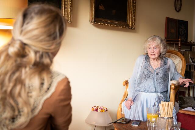 Biografin Natalie Resch begleitet Kurz seit vielen Monaten für das Buch. | Foto: Sascha Pseiner