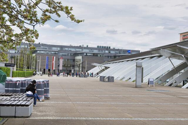 Wir sind zurück am Europaplatz, wo sich derzeit hunderte LinzerInnen testen oder impfen lassen. | Foto: Andreas Baumgartner/BRS