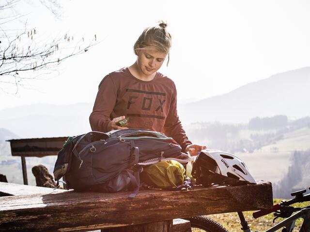 Bike-Babsi Barbara Pirringer hat schon einige Mehrtagestouren hinter sich und weiß, worauf es beim Gepäck ankommt.  | Foto: Angela Albrecht