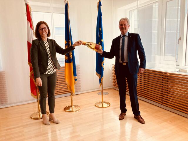 Brigitte Schuckert und LT-Präsident Karl Wilfing. | Foto: LT-Direktion NÖ / Schultes