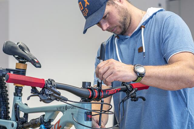 MTB-Guide und Bikepark-Instruktur Christoph Nessel gibt Schraubertipps und leitet kleine Reparaturen an | Foto: Barbara Pirringer 