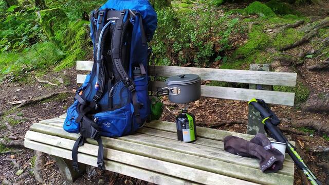 Rucksack "Johann" ist bis zu 15 Kilogramm schwer und beinhaltet alles Notwendige, was Aina Geber beim Wandern braucht. Dabei macht es nicht viel Unterschied, ob die Welserin drei Tage oder vier Monate unterwegs ist.  | Foto: Aina Geber