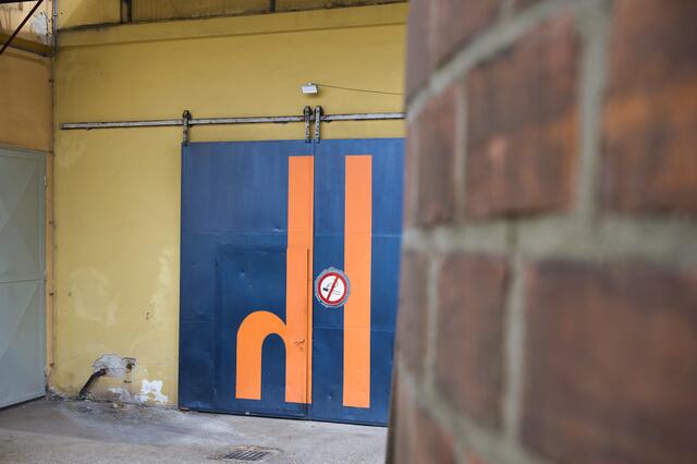 Der Kulturverein Schlot ist Werkstatt, Atelier und Veranstaltungsort in einem. Beheimatet ist der Verein in der ehemaligen Matrazenfabrik. | Foto: Andreas Baumgartner/BRS