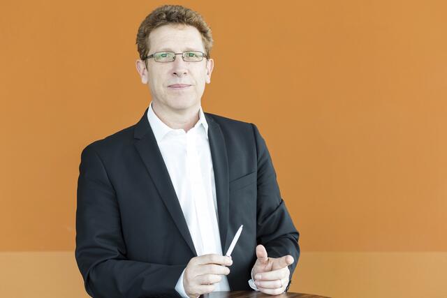 Volksanwalt Bernhard Achitz setzt sich für Familien ein.