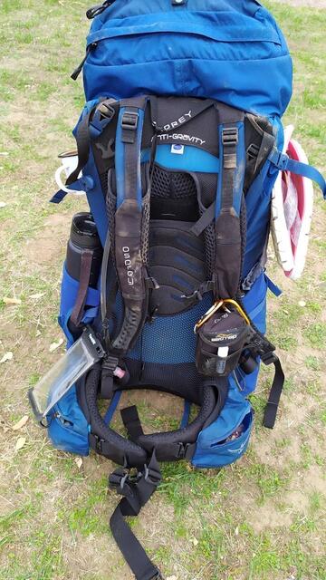 In ihrem Rucksack trägt Aina Geber alles mit, was sie auf ihren Touren braucht. "Johann" wiegt rund 15 Kilogramm, egal ob die Wanderung drei Tage oder vier Monate dauert. | Foto: Aina Geber