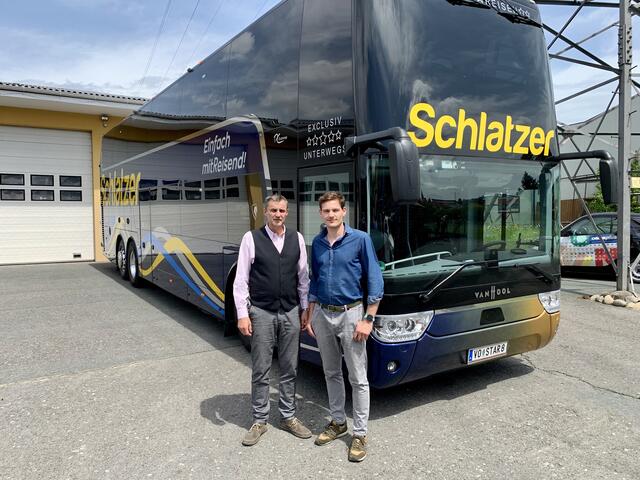 Die fünf Busse von Schlatzer Reisen stehen bereit und warten darauf, Reisende an neue Destinationen zu bringen.