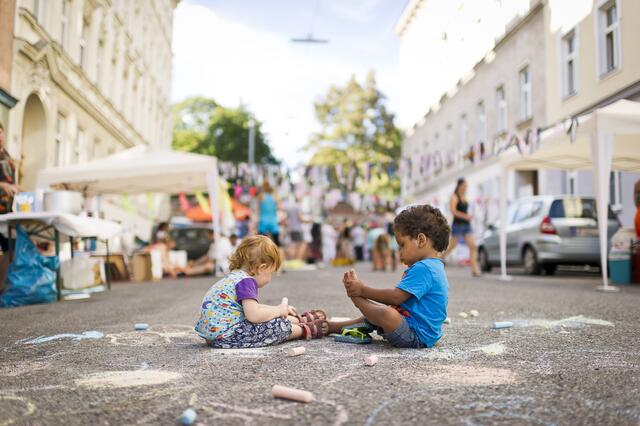 Die Aktion "Junges Grätzl" der Grätzloasen eröffnet für Kinder und Jugendliche neue Möglichkeiten, Wiens Freiräume zu nutzen und zu gestalten. | Foto: Stadt Wien/Christian Fürthner