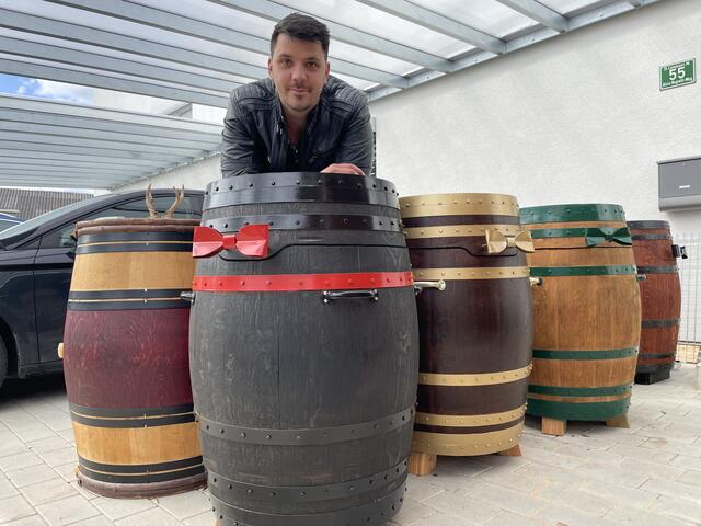 Aus der "Not" eine Tugend gemacht: Marvin Fratzl mit seinen einzigartigen Weinfass-Smokern, die er selber umfunktioniert.