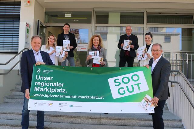 Vertreter der Leader Aktionsgruppe und des Regionalmanagements freuen sich über den Startschuss.