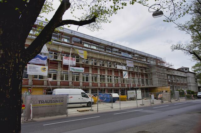 Die Dorfhalleschule in der Franckstraße wird noch bis September 2021 erweitert und umgebaut. | Foto: Andreas Baumgartner/BRS