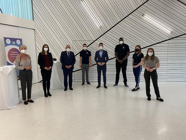 Irmgard Griss, Katrin Praprotnik, Wolfgang Stanek, Julian Angerer (BHMS Landesschulsprecher), Pascal Günsberg, Jeremie Dikebo (BS Landesschuldprecher), Susanna Öllinger (AHS Landesschulsprecherin) und Alexandra Bosek (v.l.). | Foto: Landesschülervertretung OÖ