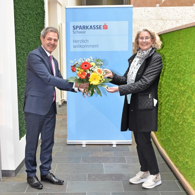 Das symbolische Dankeschön für die wertvolle Arbeit der Hospizgemeinschaft. VDir. Helmut Rainer (Sparkasse Schwaz) überreichte einen Blumenstrauß an Marina Baldauf (Vorsitzende Tiroler Hospizgemeinschaft). | Foto: Sparkasse Schwaz